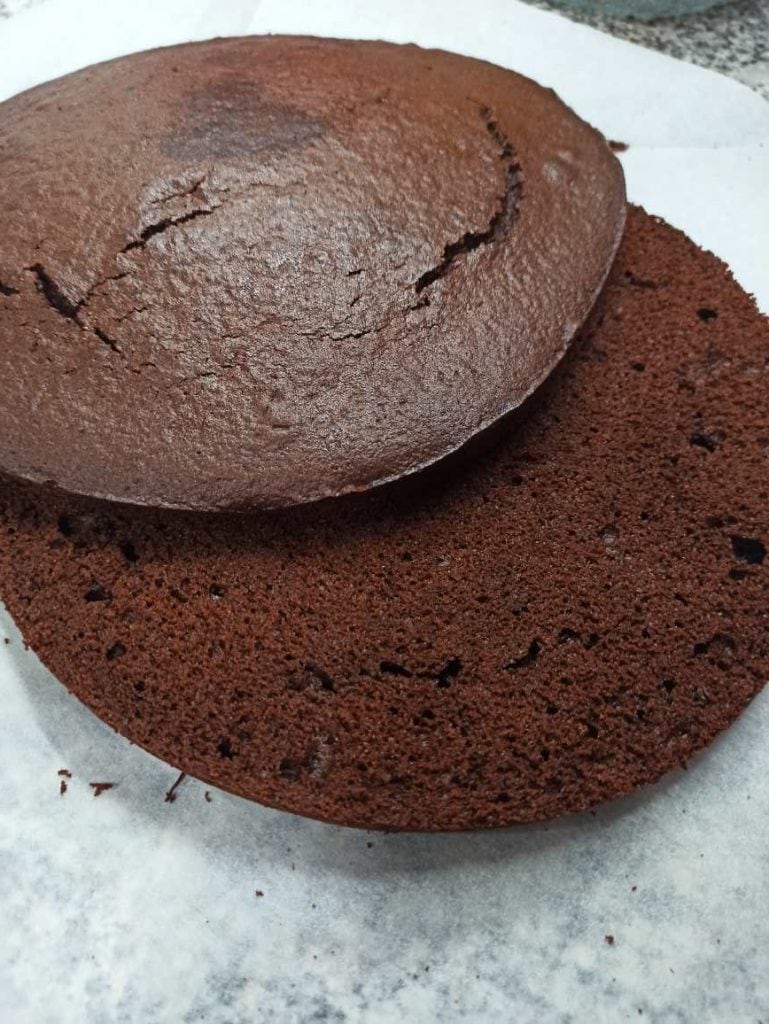 bizcocho de chocolate cortado con hilo