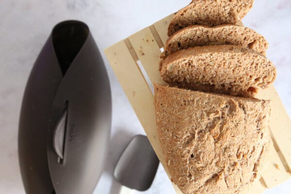 Pan de espelta con almendras, orégano y coco